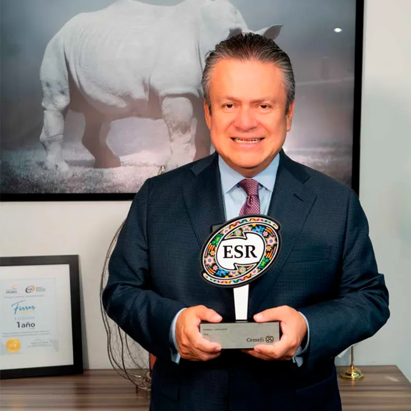 Directivo de Ferrer & Asociados sonriendo y sosteniendo el trofeo del Distintivo ESR